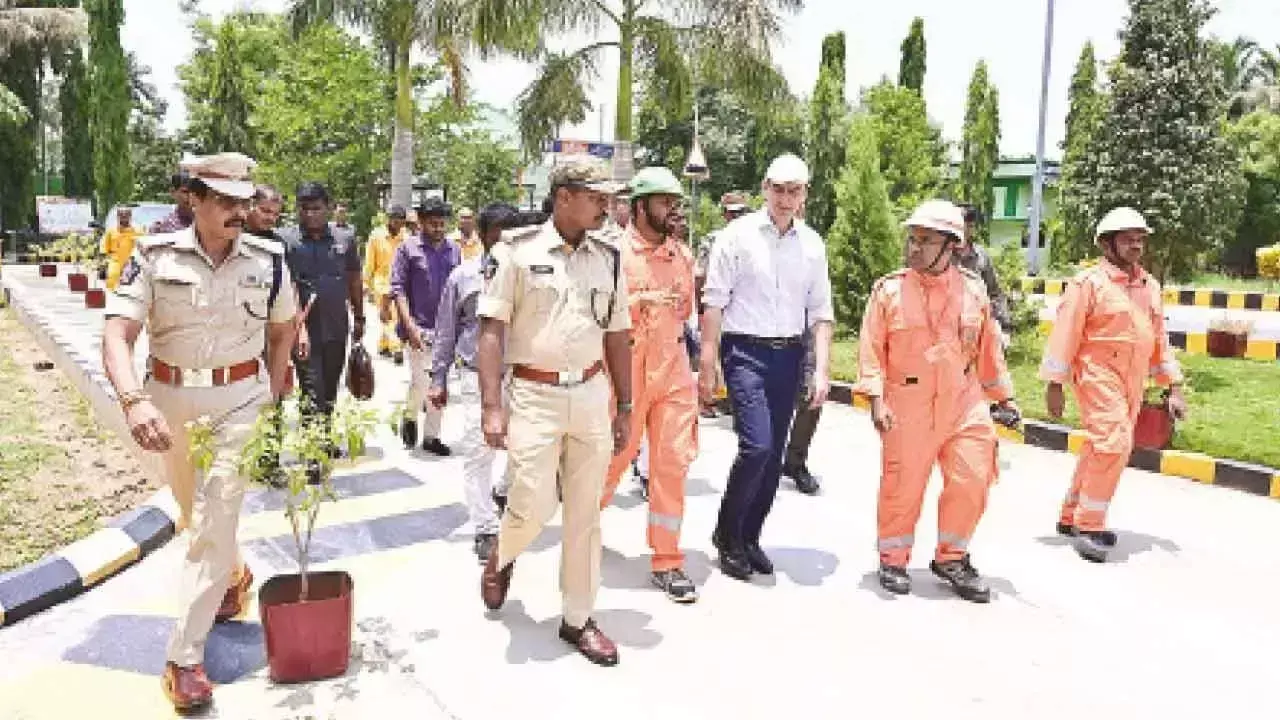 सुरक्षा प्रोटोकॉल को मजबूत करने के लिए IOCL टर्मिनल पर मॉक ड्रिल आयोजित की गई सुरक्षा प्रोटोकॉल को मजबूत करने के लिए IOCL टर्मिनल पर मॉक ड्रिल आयोजित की गई