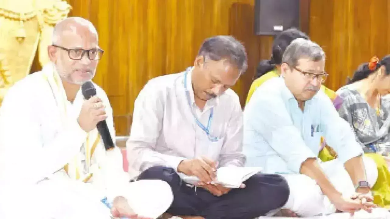 श्रद्धालुओं को स्वादिष्ट और स्वच्छ व्यंजन परोसें: टीटीडी के अतिरिक्त ईओ श्रद्धालुओं को स्वादिष्ट और स्वच्छ व्यंजन परोसें: टीटीडी के अतिरिक्त ईओ
