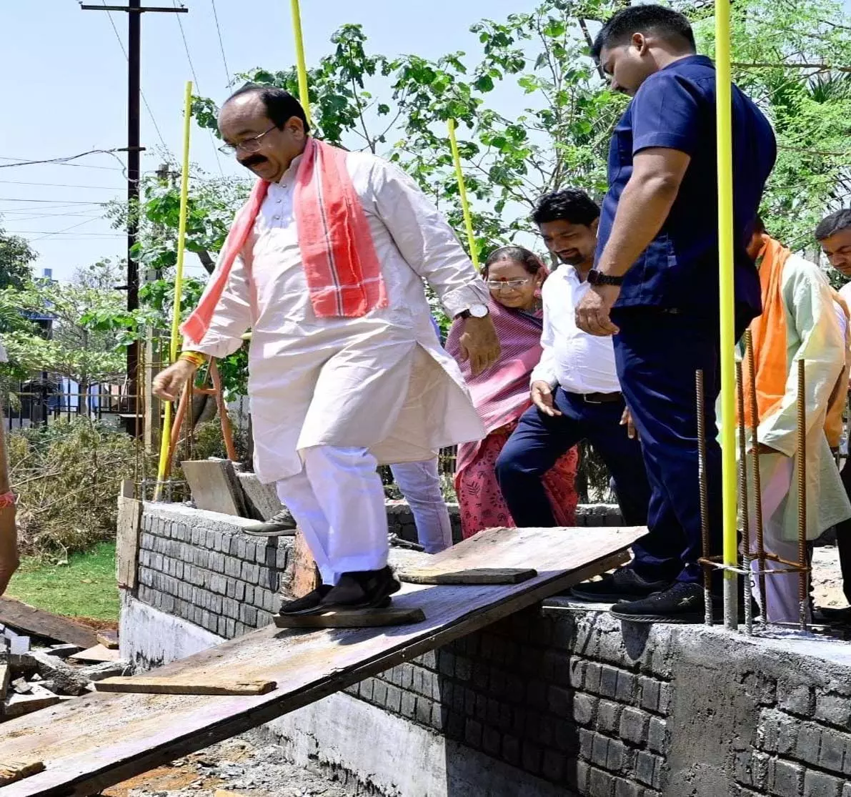 उप मुख्यमंत्री ने दुर्ग जिले के कुम्हारी नगर पालिका का किया औचक निरीक्षण उप मुख्यमंत्री ने दुर्ग जिले के कुम्हारी नगर पालिका का किया औचक निरीक्षण