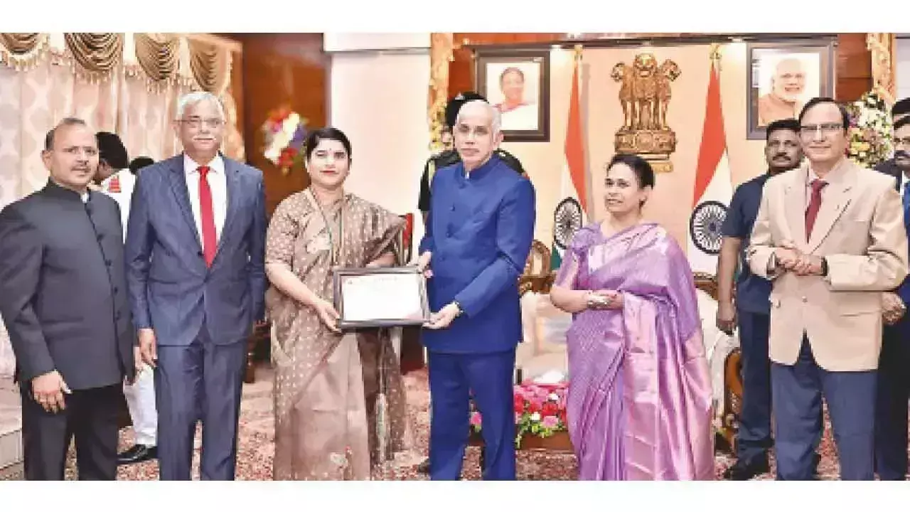 Andhra: नांदयाल कलेक्टर को राज्यपाल पुरस्कार से सम्मानित किया गया Andhra: नांदयाल कलेक्टर को राज्यपाल पुरस्कार से सम्मानित किया गया