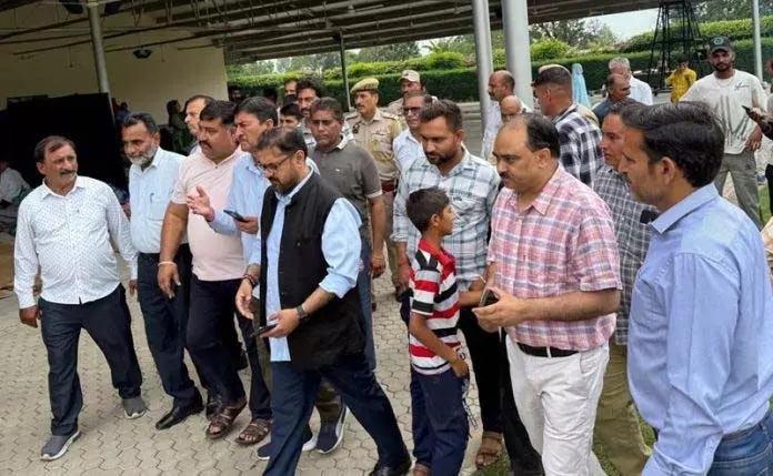 सतीश शर्मा ने GMC का दौरा कर सीमा पर गोलीबारी के पीड़ितों के स्वास्थ्य की जानकारी ली सतीश शर्मा ने GMC का दौरा कर सीमा पर गोलीबारी के पीड़ितों के स्वास्थ्य की जानकारी ली