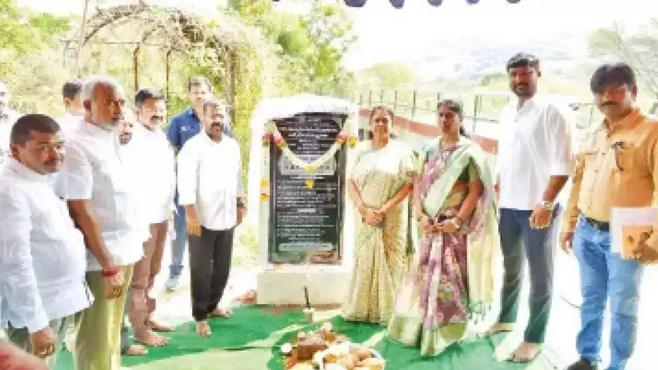 Hanamkonda: विधायक, महापौर ने 1 करोड़ रुपये के विकास कार्यों की आधारशिला रखी Hanamkonda: विधायक, महापौर ने 1 करोड़ रुपये के विकास कार्यों की आधारशिला रखी