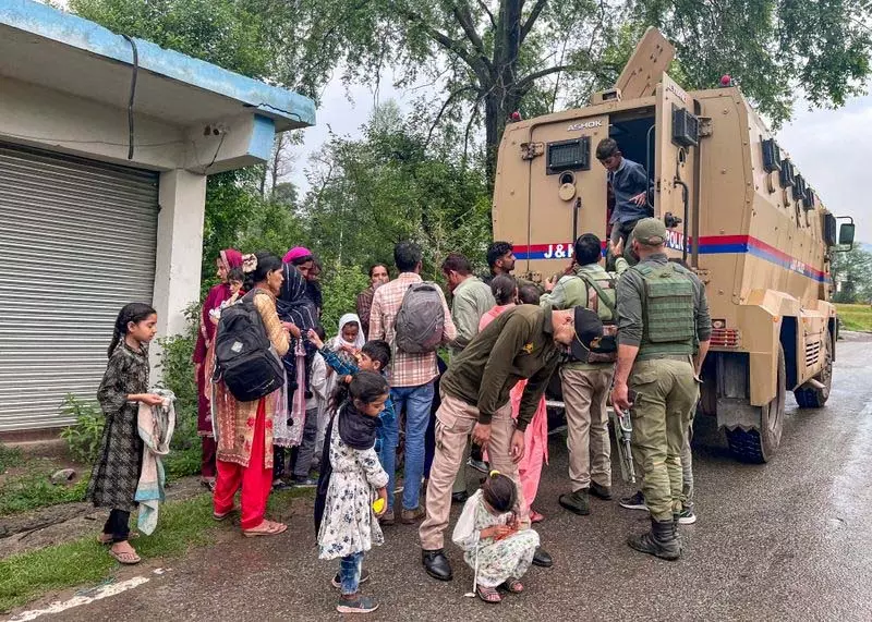 Poonch में पाकिस्तानी गोलाबारी में एक ग्रामीण की मौत, तीन घायल Poonch में पाकिस्तानी गोलाबारी में एक ग्रामीण की मौत, तीन घायल