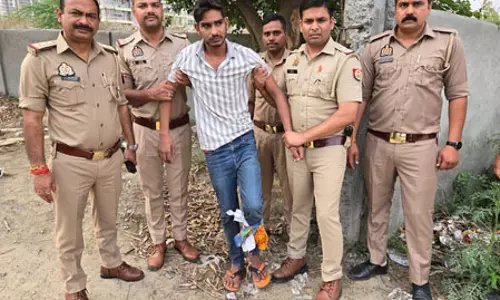 ग्रेटर नोएडा : 25 हजार का इनामी बदमाश मुठभेड़ में घायल, पुलिस ने किया गिरफ्तार ग्रेटर नोएडा : 25 हजार का इनामी बदमाश मुठभेड़ में घायल, पुलिस ने किया गिरफ्तार