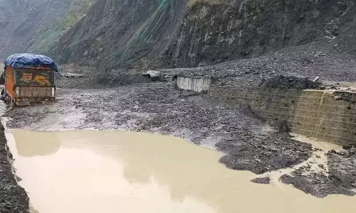 भारी बारिश के बाद रामबन में भूस्खलन से जम्मू-श्रीनगर राजमार्ग बंद