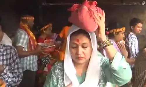 पाकिस्तानी आक्रमण को विफल करने के लिए भक्तों ने कामाख्या मंदिर में Indian Army के लिए प्रार्थना की पाकिस्तानी आक्रमण को विफल करने के लिए भक्तों ने कामाख्या मंदिर में Indian Army के लिए प्रार्थना की