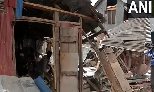 J-K: पाकिस्तान की गोलाबारी से दुकानें क्षतिग्रस्त, स्थानीय लोगों को नुकसान