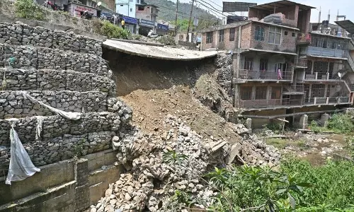 Mandi पार्क की रिटेनिंग दीवार ढहने से सरकारी परियोजना की गुणवत्ता पर सवाल Mandi पार्क की रिटेनिंग दीवार ढहने से सरकारी परियोजना की गुणवत्ता पर सवाल