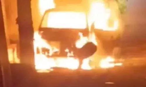 MP News: आग का गोला बनी ईको कार, धमाके जैसी आवाज MP News: आग का गोला बनी ईको कार, धमाके जैसी आवाज