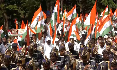 कर्नाटक कांग्रेस ने सशस्त्र बलों के साथ एकजुटता दिखाने के लिए Bengaluru में तिरंगा यात्रा निकाली