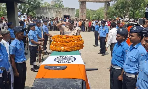 वायु योद्धा कमल कंबोज का Hisar में पूरे सैन्य सम्मान के साथ अंतिम संस्कार किया वायु योद्धा कमल कंबोज का Hisar में पूरे सैन्य सम्मान के साथ अंतिम संस्कार किया