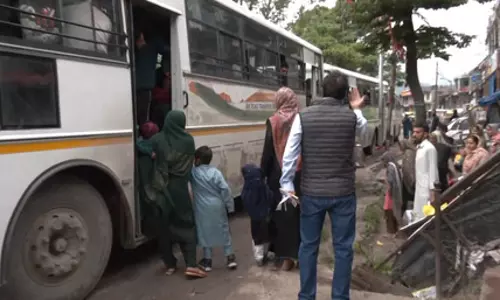 भारत-पाकिस्तान तनाव के बीच उरी के सीमावर्ती गांवों को कराया गया खाली, लोगों को भेजा जा रहा श्रीनगर भारत-पाकिस्तान तनाव के बीच उरी के सीमावर्ती गांवों को कराया गया खाली, लोगों को भेजा जा रहा श्रीनगर