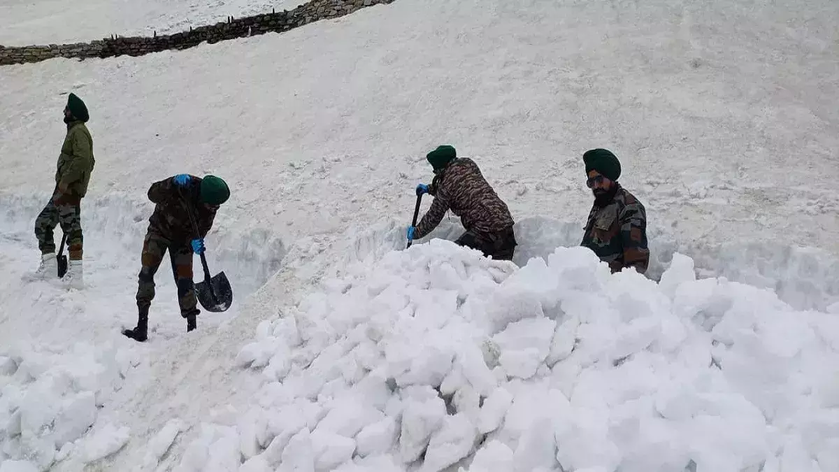 Hemkund Sahib यात्रा की तैयारियाँ जारी, सेना कर रही बर्फ हटाने का कार्य