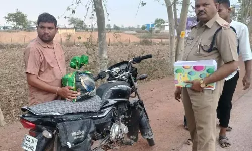 प्लेटिना बाइक की चेकिंग, शराब जब्त प्लेटिना बाइक की चेकिंग, शराब जब्त
