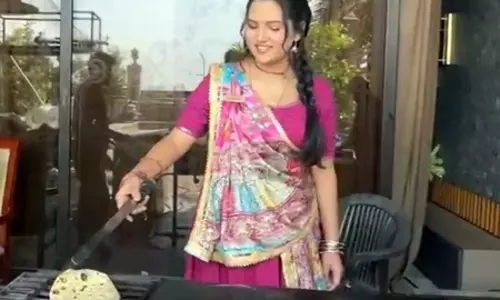 प्रिया ठाकुर ने Vasudha के कलाकारों और क्रू के लिए 100 से ज़्यादा रोटियाँ बनाईं प्रिया ठाकुर ने Vasudha के कलाकारों और क्रू के लिए 100 से ज़्यादा रोटियाँ बनाईं