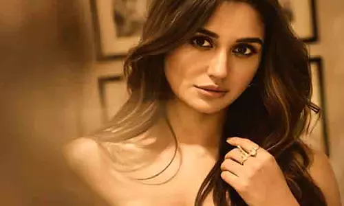 Nikita Dutta ने ‘फेस आइसिंग और बैक हेयर फ़्लिपिंग’ से अपना दिन ठीक किया