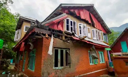 Kashmir में नियंत्रण रेखा पर भारी पाक गोलाबारी में महिला की मौत Kashmir में नियंत्रण रेखा पर भारी पाक गोलाबारी में महिला की मौत