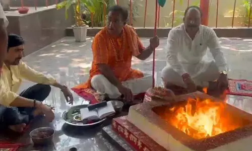 पाकिस्तान के साथ तनाव के बीच रायपुर में हुई हवन-पूजन पाकिस्तान के साथ तनाव के बीच रायपुर में हुई हवन-पूजन