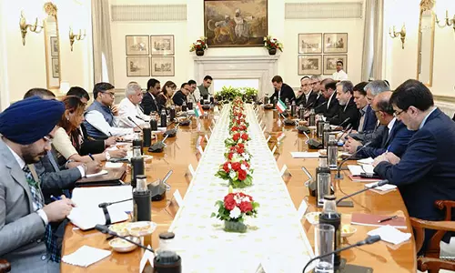 Jaishankar और ईरानी समकक्ष अराघची ने द्विपक्षीय संबंधों की समीक्षा की Jaishankar और ईरानी समकक्ष अराघची ने द्विपक्षीय संबंधों की समीक्षा की
