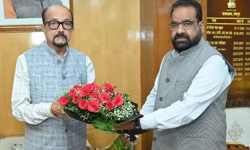 राज्यपाल रमेन डेका से कुलपति प्रो रवि आर सक्सेना ने की मुलाकात