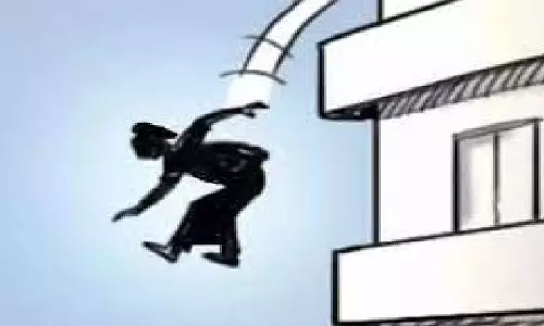 Indore में युवती ने बिल्डिंग की छत से कूदकर आत्महत्या की
