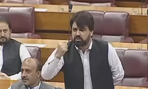 पाकिस्तानी सांसद ने नेशनल असेंबली में PM शहबाज शरीफ को बताया बुजदिल, बोले - पीएम मोदी का नाम तक न ले सके आप