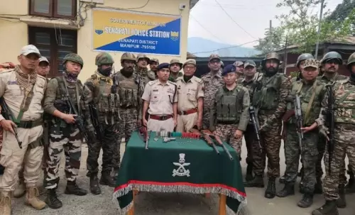 Manipur: ताफौ कुकी गांव में हथियारों का जखीरा जब्त Manipur: ताफौ कुकी गांव में हथियारों का जखीरा जब्त