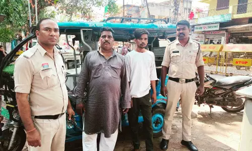 ई-रिक्शा में घूम-घूमकर बेच रहे थे गांजा, पुरानी बस्ती में दो सप्लायर गिरफ्तार