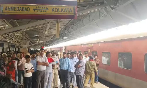 Ahmedabad-Kolkata ट्रेन में युवक ने की आत्महत्या, जांच में जुटी पुलिस Ahmedabad-Kolkata ट्रेन में युवक ने की आत्महत्या, जांच में जुटी पुलिस