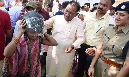 CM ने दो युवाओं को पहनाया हेलमेट