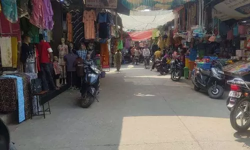 Punjab: सीमा पर तनाव के कारण सामान्य जनजीवन प्रभावित, बाजार और सड़कें सूनी Punjab: सीमा पर तनाव के कारण सामान्य जनजीवन प्रभावित, बाजार और सड़कें सूनी