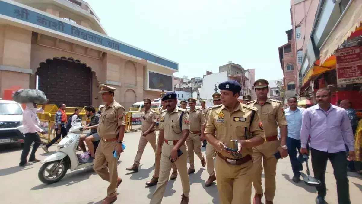 Varanasi: भारत-पाक तनाव के चलते वाराणसी में सुरक्षा अलर्ट, अधिकारी सड़कों पर मुस्तैद