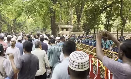 बांग्लादेश के मुख्य सलाहकार के आवास के बाहर अवामी लीग पर प्रतिबंध लगाने की मांग को लेकर विरोध प्रदर्शन