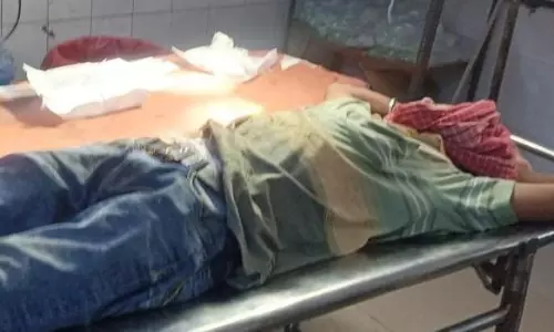 Bhagalpur: सूखी टहनी गिरने से जूस विक्रेता की हालत गंभीर Bhagalpur: सूखी टहनी गिरने से जूस विक्रेता की हालत गंभीर