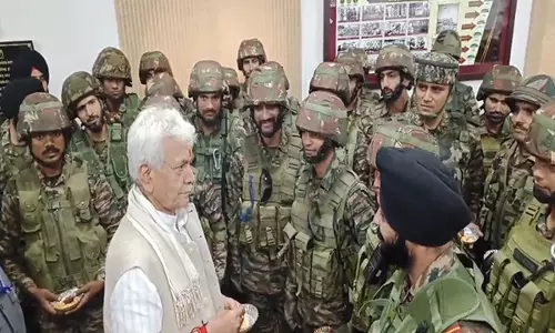 जम्मू-कश्मीर के लेफ्टिनेंट गवर्नर मनोज सिन्हा ने उरी में सुरक्षा बलों से मुलाकात की, जमीनी हालात की समीक्षा की