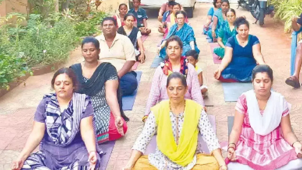 Andhra: मानसिक स्वास्थ्य और समग्र खुशहाली के लिए योग Andhra: मानसिक स्वास्थ्य और समग्र खुशहाली के लिए योग