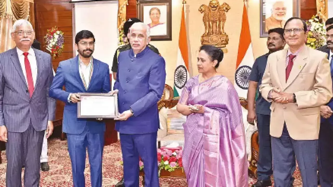 Andhra: नेल्लोर कलेक्टर को स्वर्ण पदक से सम्मानित किया गया