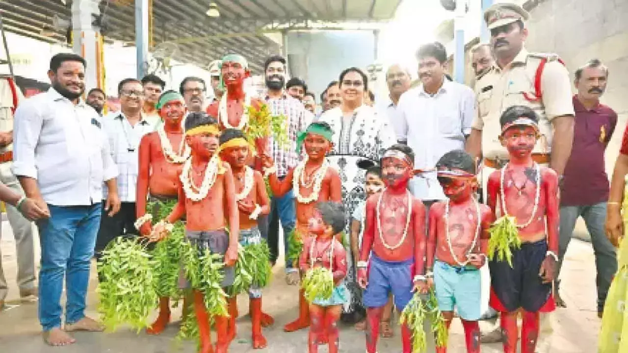 Andhra: भक्त बंदा वेशम के साथ प्रार्थना करते हैं