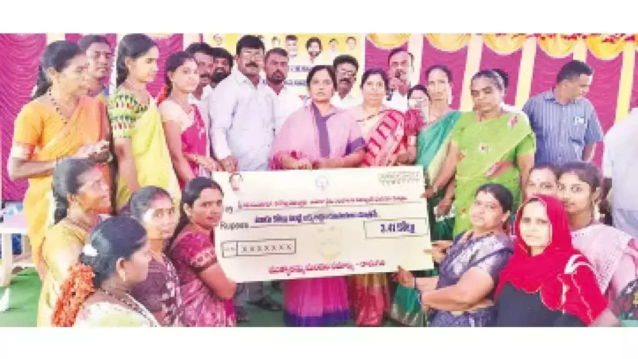 Andhra: विधायक सुनीता ने लाभार्थियों को चेक वितरित किए Andhra: विधायक सुनीता ने लाभार्थियों को चेक वितरित किए