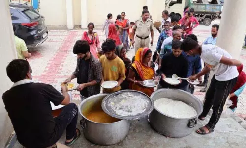 Jammu: सीमावर्ती गांवों से पलायन दूसरे दिन भी जारी, लोगों ने शरणार्थी शिविरों में ली शरण Jammu: सीमावर्ती गांवों से पलायन दूसरे दिन भी जारी, लोगों ने शरणार्थी शिविरों में ली शरण