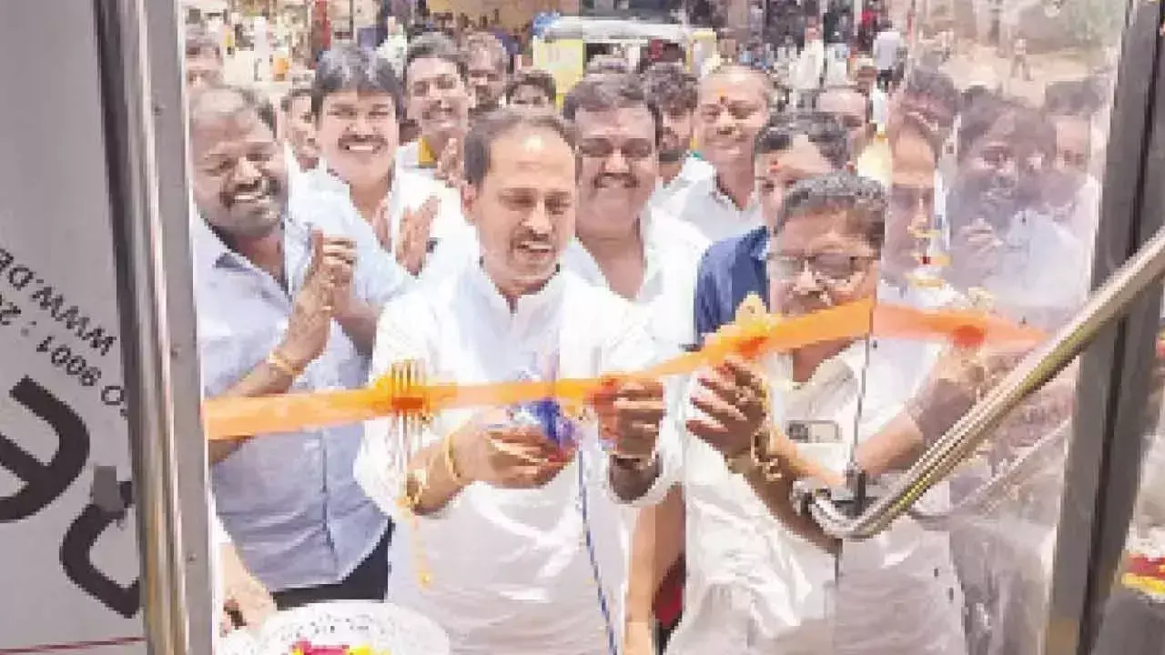 विधायक ने कादिरी में नई APSRTC बस का उद्घाटन किया