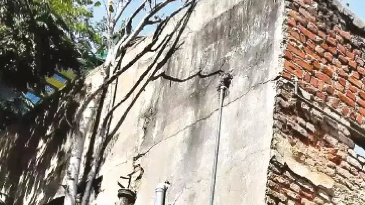 मानसून से पहले GHMC जल्द ही जीर्ण-शीर्ण संरचनाओं का सर्वेक्षण करेगी मानसून से पहले GHMC जल्द ही जीर्ण-शीर्ण संरचनाओं का सर्वेक्षण करेगी