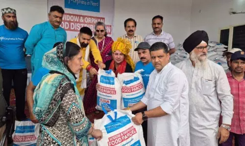NGO ने 300 विधवाओं को राशन वितरित किया