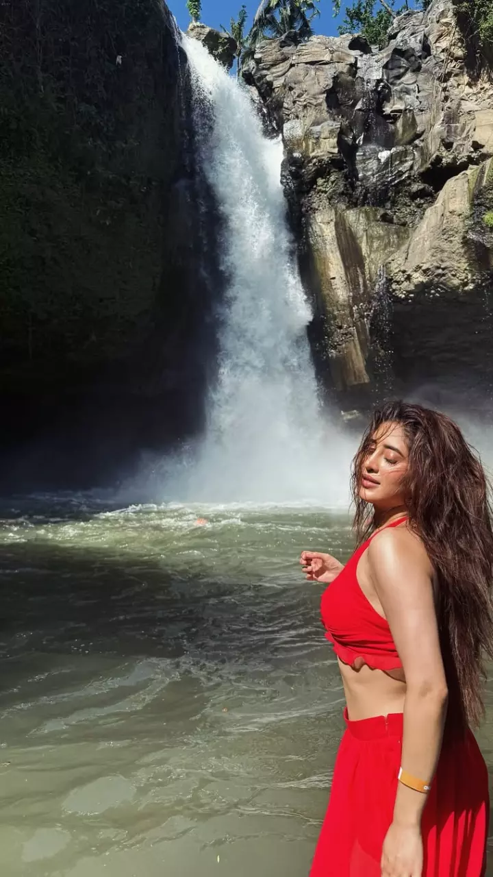 शिवांगी जोशी ने पानी में लगाई आग