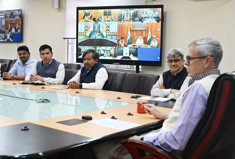 सीएम उमर ने सीमावर्ती जिलों के अधिकारियों से मुलाकात की सीएम उमर ने सीमावर्ती जिलों के अधिकारियों से मुलाकात की