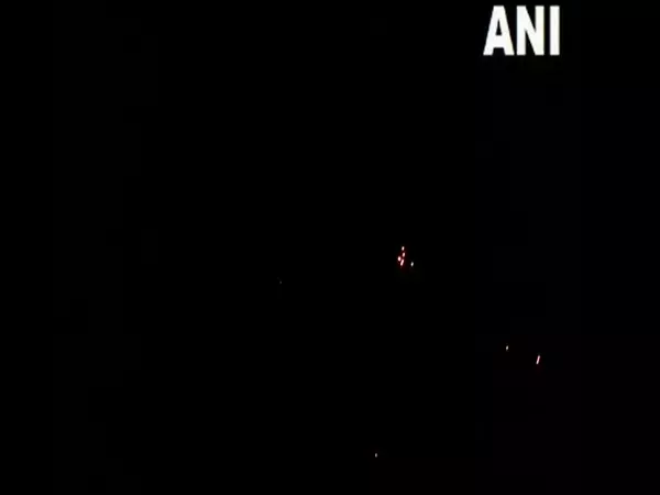पाकिस्तान द्वारा ड्रोन हमलों के बाद भारतीय सेना ने Jammu सेक्टर में जोरदार जवाबी कार्रवाई की: रक्षा सूत्र पाकिस्तान द्वारा ड्रोन हमलों के बाद भारतीय सेना ने Jammu सेक्टर में जोरदार जवाबी कार्रवाई की: रक्षा सूत्र