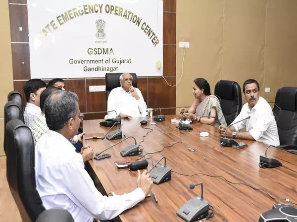 CM ने जिला प्रशासन, सुरक्षा एजेंसियों के साथ चल रहे समन्वय की समीक्षा के लिए राज्य आपातकालीन संचालन केंद्र का दौरा किया CM ने जिला प्रशासन, सुरक्षा एजेंसियों के साथ चल रहे समन्वय की समीक्षा के लिए राज्य आपातकालीन संचालन केंद्र का दौरा किया