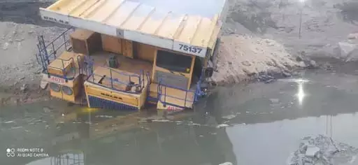 डंपर ऑपरेटर बाल-बाल बचा, गेवरा माइंस में हादसा डंपर ऑपरेटर बाल-बाल बचा, गेवरा माइंस में हादसा