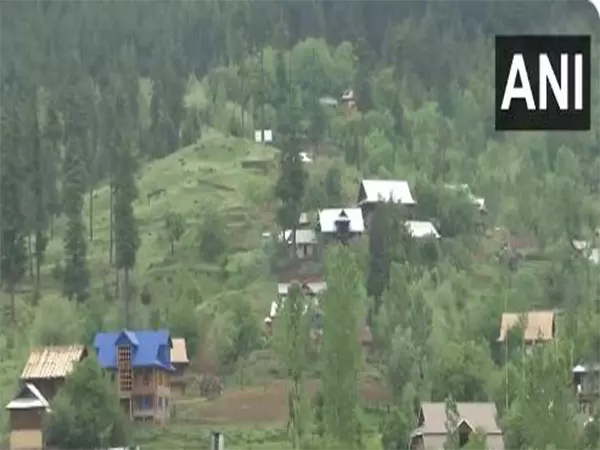 पाकिस्तान की गोलाबारी से J-K के कुपवाड़ा, पुंछ में घरों और धार्मिक स्थलों को नुकसान पहुंचा पाकिस्तान की गोलाबारी से J-K के कुपवाड़ा, पुंछ में घरों और धार्मिक स्थलों को नुकसान पहुंचा