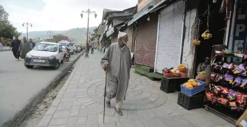 युद्ध की आशंका बढ़ने से कश्मीर में व्यापारिक गतिविधियां घटीं युद्ध की आशंका बढ़ने से कश्मीर में व्यापारिक गतिविधियां घटीं